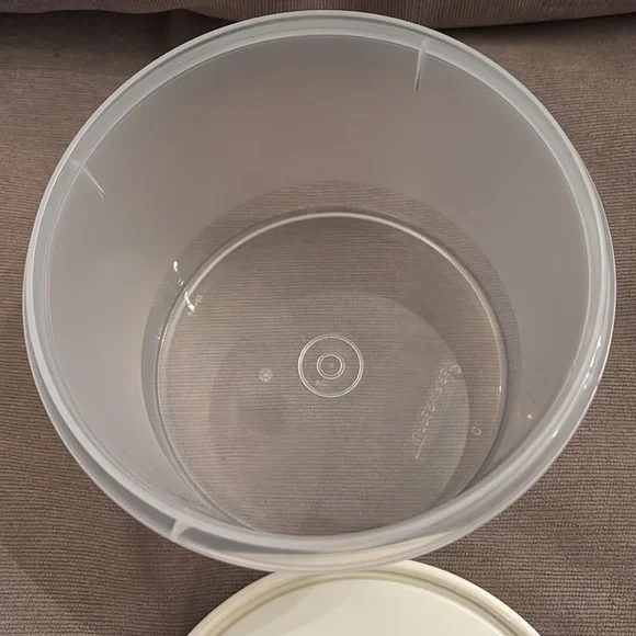 Beekman 1802 Tupperware Plastic Container with Lid - Picture 4 of 6